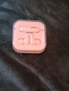 Source Unknown White Wired Earbuds with Inline Microphone